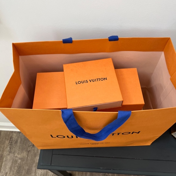 Louis Vuitton - Picture 5 of 6